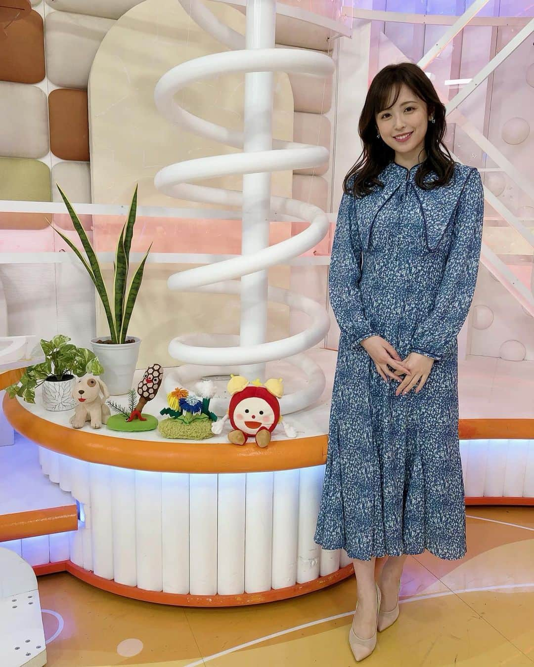 久慈暁子さんのインスタグラム写真 - (久慈暁子Instagram)「* ビッグカラーワンピースをきました👗 スタジオにつくしが登場🌸 * #衣装」3月19日 22時30分 - kuji_akiko