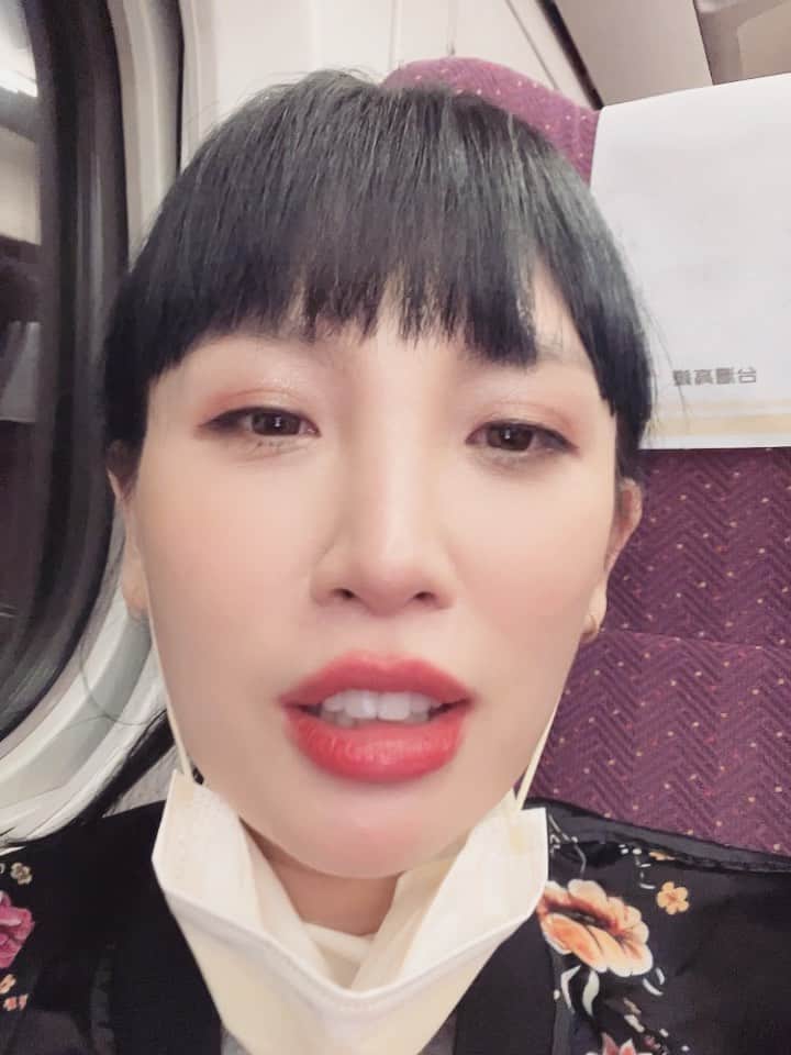 ウェイ・ルーシュエンのインスタグラム：「🍔🥤」