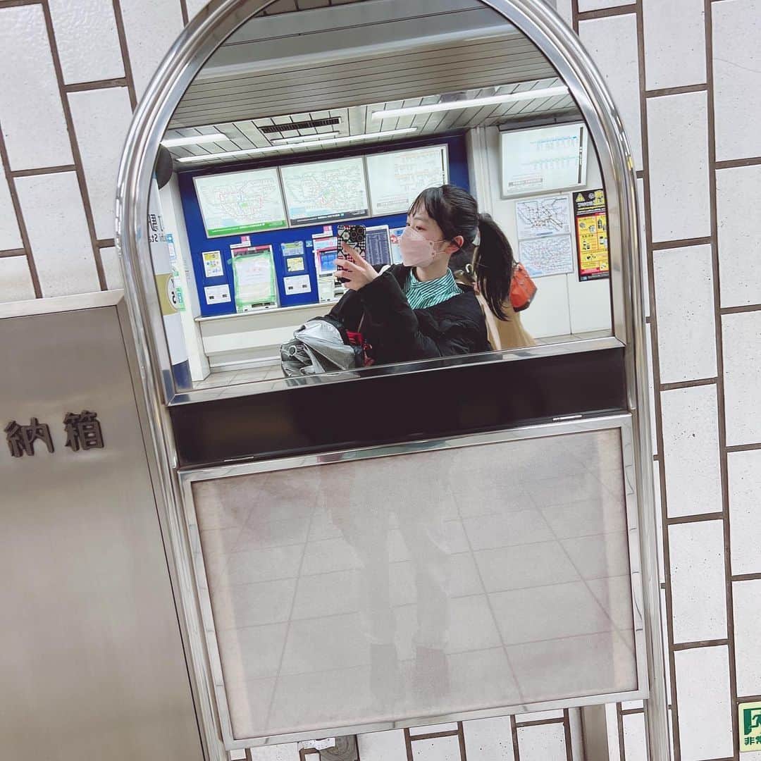 のインスタグラム：「最近なんでもエモいと感じます🧖‍♀️  これは久しぶりに電車を乗るためホームに行った時の🚃💭 人がいなかったのでパパっと写真を撮りました🤏🚃  昨日も今日も雨が凄かったですね！🚃 滑らないように気をつけて過ごさないと！！🚃  明日も緊張することがありますが、頑張ります！  明日も頑張ろうね💪♥️   #ひまひまチャンネル #ひまひま #電車」