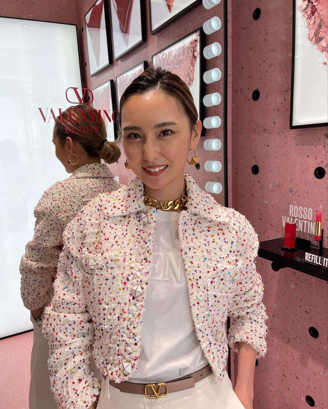 のインスタグラム：「今日は @maisonvalentino さんに ご招待いただき新幹線🚅に乗って 表参道に新しくOpenしたビューティーのショップへ 行ってきました❤️✨ もうすべて可愛すぎてママと大興奮🥺 また買ったものアップしますね💄 中にも映えるとこあったから撮ってもらったよ💕💕💕 日本では表参道店でしかコスメは買えないから ぜひ東京の方は行ってみてください❤️」
