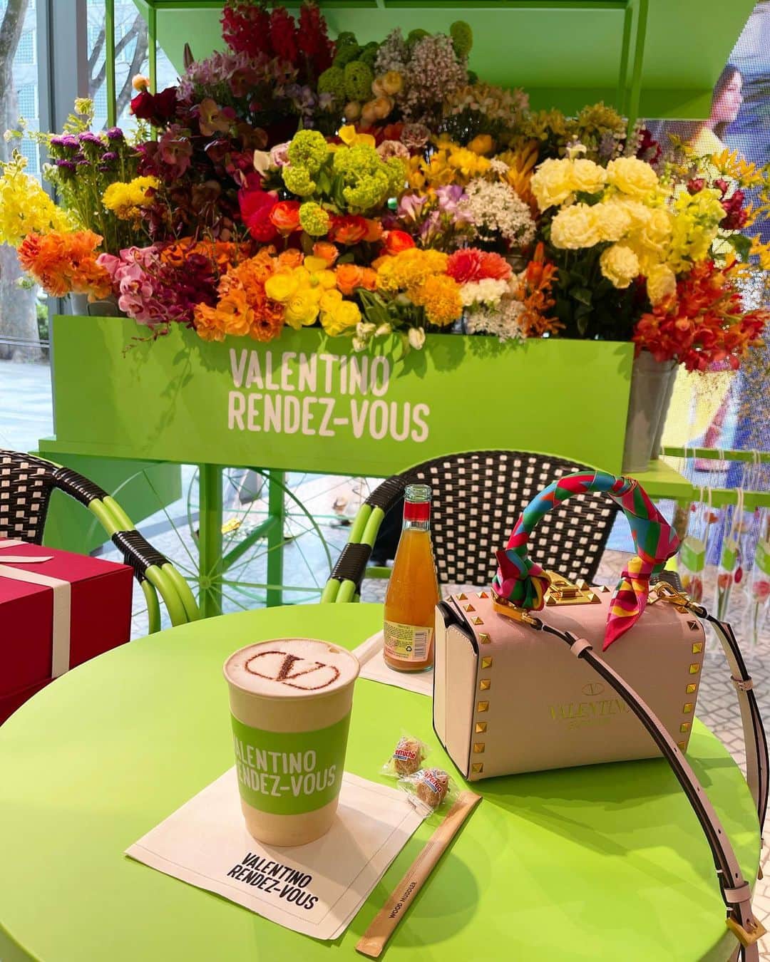 のインスタグラム：「その何件か隣にある ブティックにも行ったけどお花のワゴンが めちゃくちゃ可愛い💐 オリジナルのカフェラテも可愛い☕️」