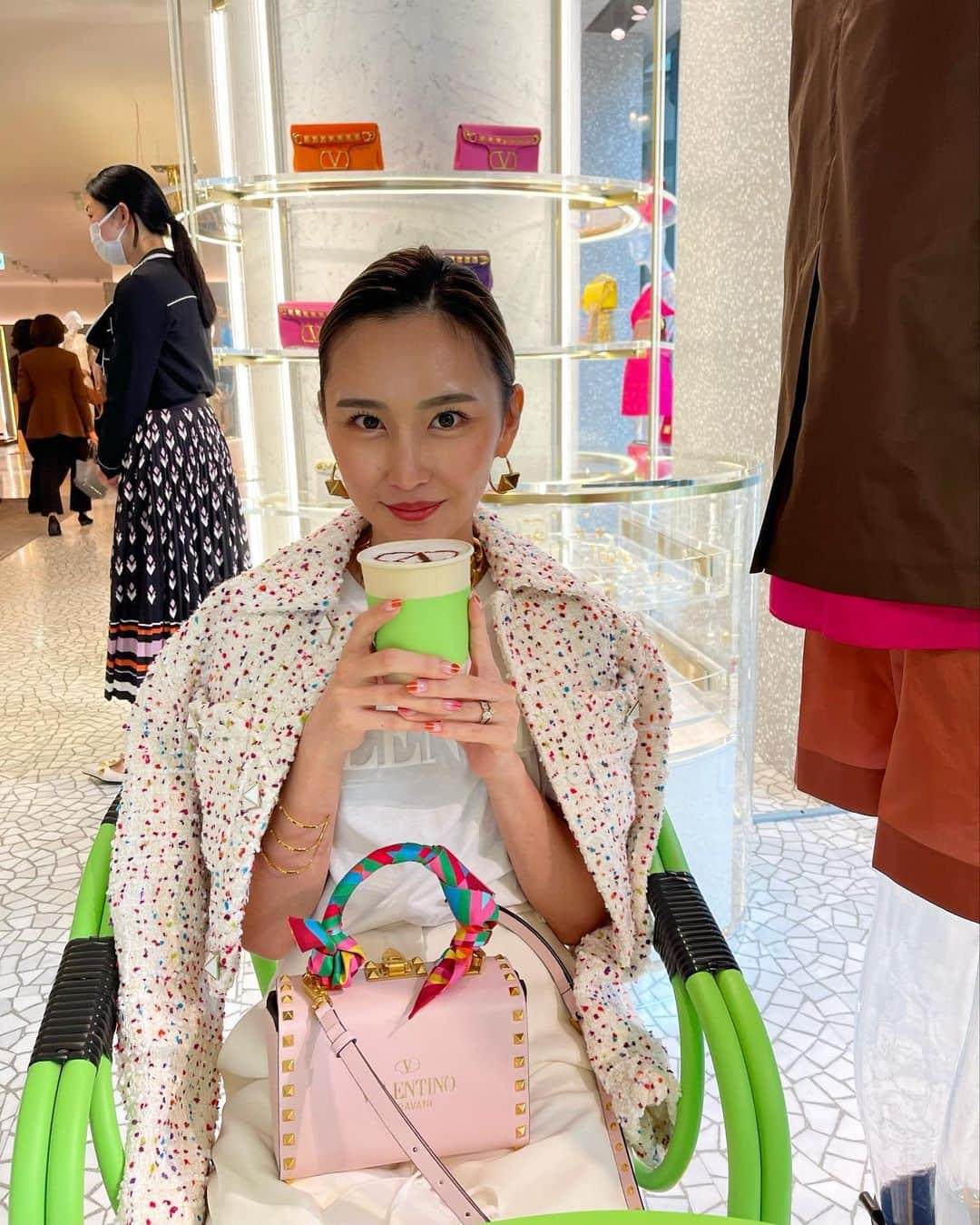 のインスタグラム：「カフェラテ美味しかったー🫠💕✨ ほんでネイルもめちゃ可愛くない😍？ 安定の　@salon_doudou でしてもらったよ💅 2枚目は大人しく撮ってもらったけど 恥ずかしくなって もういいよって言って携帯もらおうとしても まだ撮り続けるから頑張って 笑顔は絶やさないという場面です📸笑」