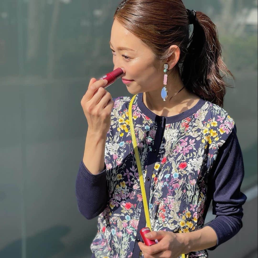 木本泉さんのインスタグラム写真 - (木本泉Instagram)「- ナチュラル艶肌にしてくれる @skind_japan   @miyoko.myondon が日本にもってきてくれた韓国コスメ✨  花粉症で肌まで痒いし、マスクで乾燥はしやすくなるし、、、レーザーもしたので紫外線ケアもきちんとしないといけないし、、、ですが、この2本があれば楽ちんケア。  スティックの方がUVケア&艶出しをしてくれるので出先でも塗り塗り。 パウダーを使っていないので、重ねて付けても全くよれません！  これから春→夏になり汗もかくようになるので厚ぼったいメイクじゃなくツヤ&保湿で顔の粗を隠しましょ笑😛  #skind#スカインド#韓国コスメ#ナチュラル肌」3月19日 23時05分 - izumikimoto
