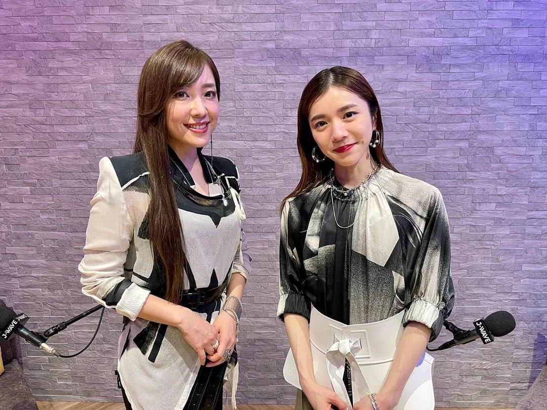 のインスタグラム：「新しい妹miletちゃん 愛しいです  今夜24:00〜J-WAVE  ぜひ聴いてね  #milet #平原綾香」