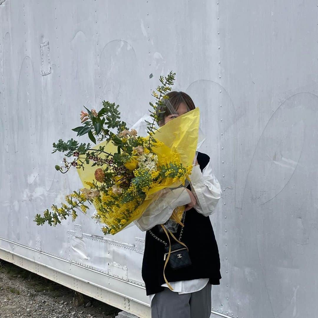 正中雅子のインスタグラム：「🌼🌼🌼  何回もお祝いしてくれてありがとう🥺🙏🌼  沁みるわ🥺  ミモザが可愛すぎる💛  #birthday #ともだち」