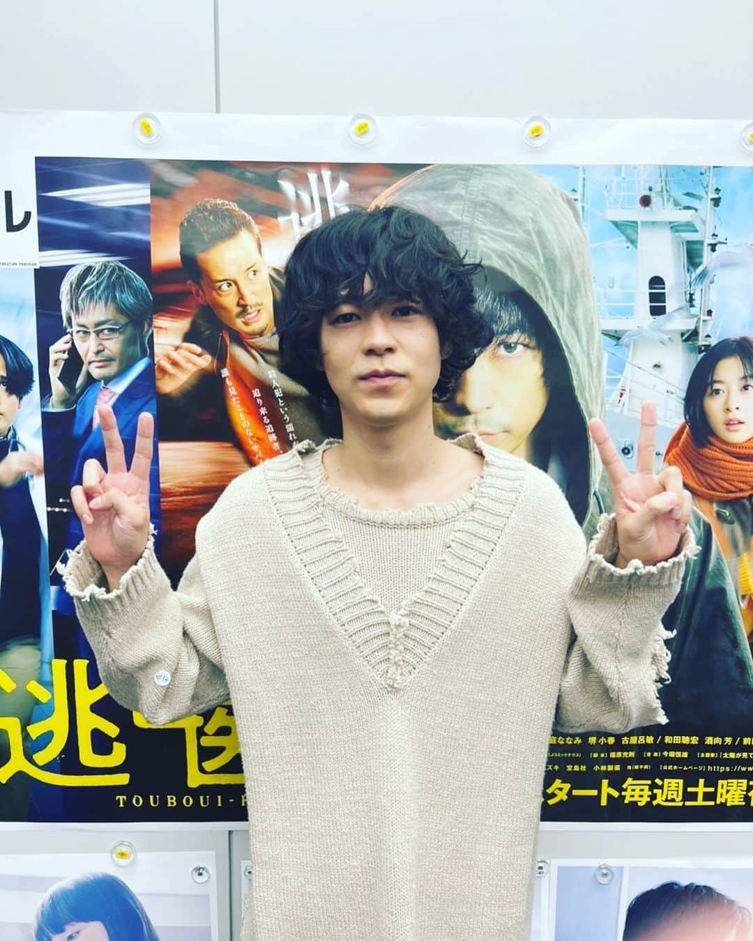 逃亡医Fさんのインスタグラム写真 - (逃亡医FInstagram)「#最後は主演の成田凌さん #過酷な撮影を #飄々とこなすクールな座長 #後輩の森七菜さんを #いつも気遣ってあげて #先輩の松岡昌宏さんを #絶妙に立てながら甘える #常に前をそして上を目指して #歩いてるような役者さん #本当にお疲れ様でした #そして #ありがとうございました #ひとつだけ心残りなのは #そのNEWヘアーで #あの仔犬たちを抱っこしてるの #見たかった」3月20日 0時00分 - toubouif_ntv