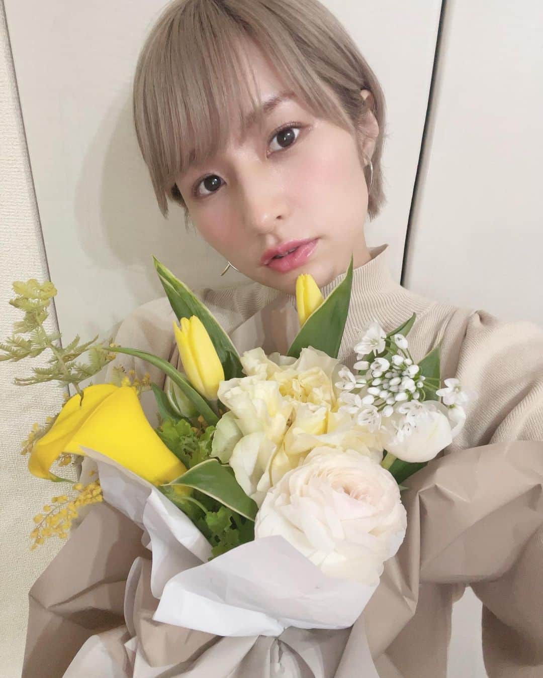 湊あかねのインスタグラム：「32歳になりました🎉🎂  人生の転機の年がついにやってきてしまったよ🥳   predia、湊あかねとしても残りの時間私は私らしく波に乗って楽しもうとおもうよ。  まだまだ歌える環境があるし、私は精一杯歌うだけさ🫠🎤♡  そして、これからも末永く宜しくお願い致します💋💄  楽しい時間を一緒に作ろう♡」