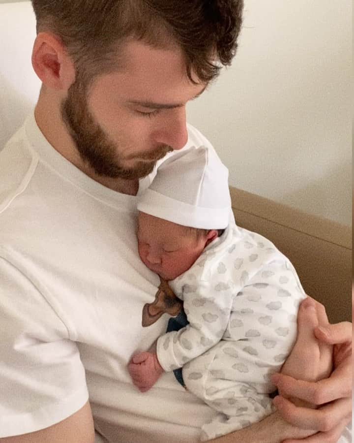 エドゥルネのインスタグラム：「Feliz día súper papi!! @d_degeaofficial ❤️  #ILoveDaddy」