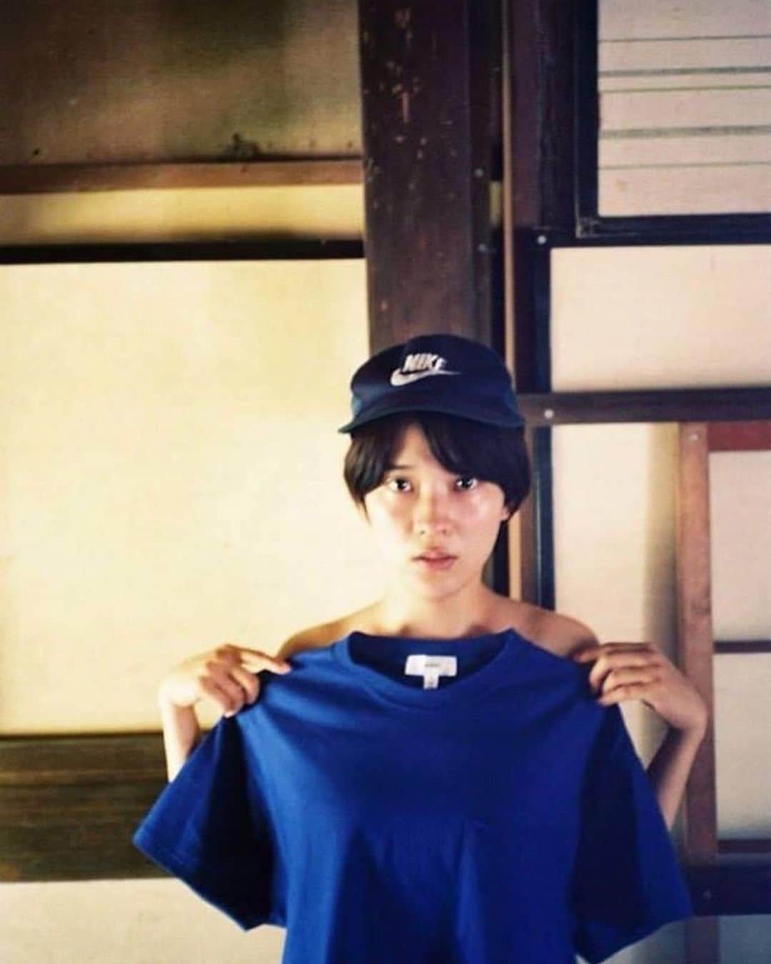 亜希子のインスタグラム：「20代の頃、全国各地の島に行きまくったことは、今でも大きな財産になっている気がします。  島って遠いし、移動するときに船酔いするし、一便でも欠航すると大幅に予定狂うし、旅先にも悪人はいるし、スケジュール組まないと東京にいるのと大して変わらないし。  それでも日常のあれこれを一旦オフし、「もうここに来ることは二度とないだろう」という寂しい予感のもと、あちこち周って、本当に良かった。  そろそろまたどこかの島に行きたい気持ちが限界値…。本当は、ベトナムとタイに行きたいマン🕊おやすみなさいませ。」