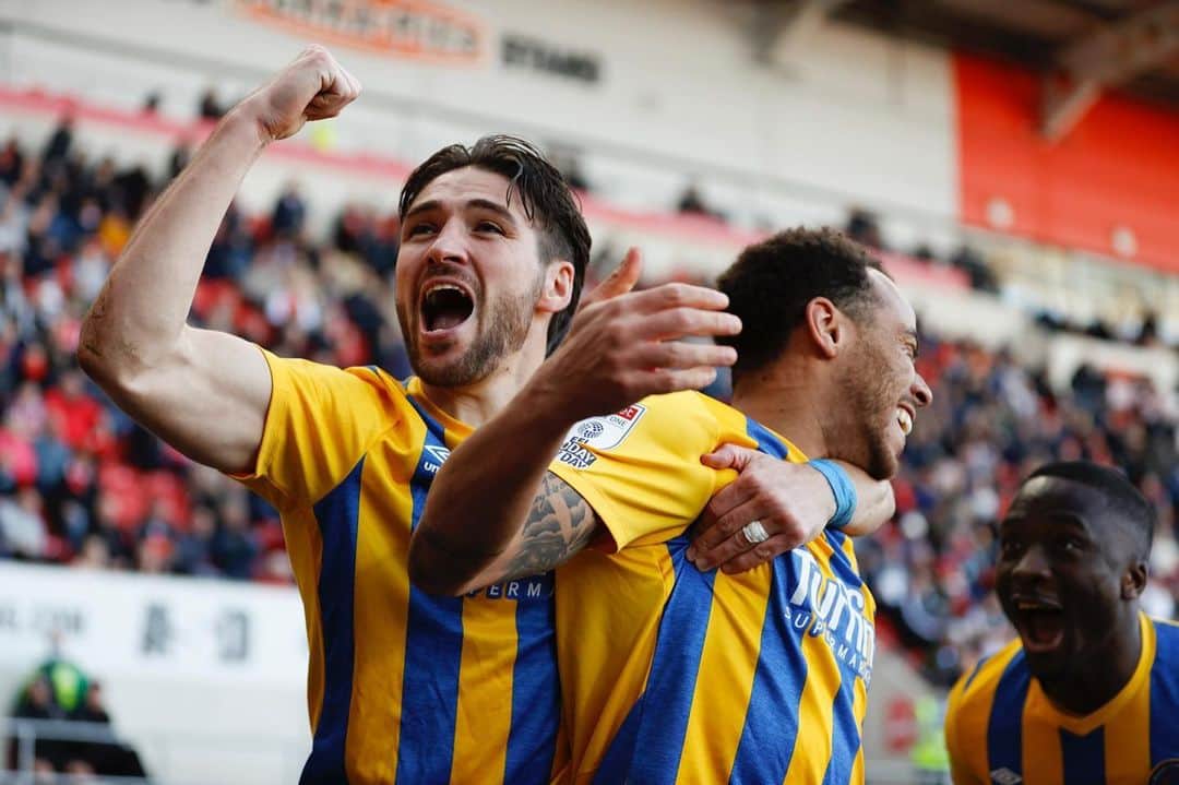 エリオット・ベネットのインスタグラム：「Great win today at the league leaders. @lleahy19 man handling me like he has centre midfield, and the sheer shock on @d_udoh face that I scored a goal 🤣🤣🤣」