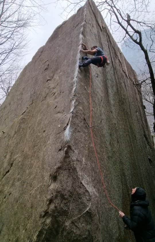 イェルネイ・クルーダーのインスタグラム：「Simple man is one of the best routes I've climbed in my life 🤩. Very technical arete with bad feet, but relatively good angle for the hands. Felt super confident on my onsight/flash go, slipped, and spent another 3 tries to send it 🙃. I'm just wondering how climbers from Font or Sheffield would feel about grading this thing 🤔...because I cannot think of the right one. _____________ @scarpaspa  @ocun.climbing @snowmonkey」