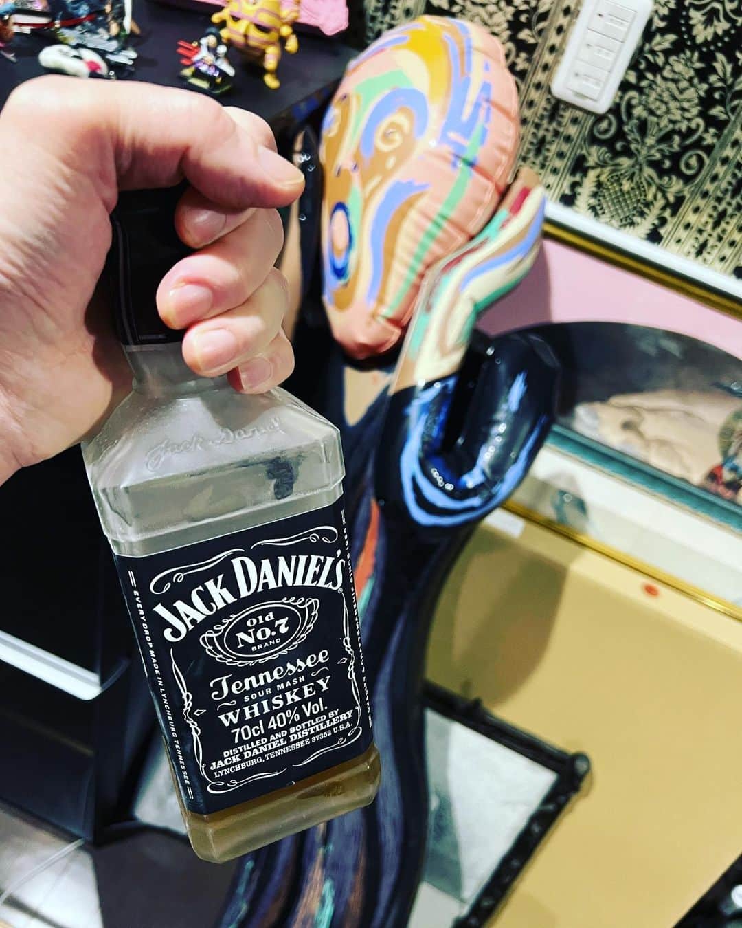 今井寿さんのインスタグラム写真 今井寿instagram 弟子のを見て そういえば 冷凍庫にあったな と 久々に飲む ジャッキー パビリオンズ ファンタやあ 今井寿 Imaihisashi Bucktick Guitar Bt Peace アブラカダブラ
