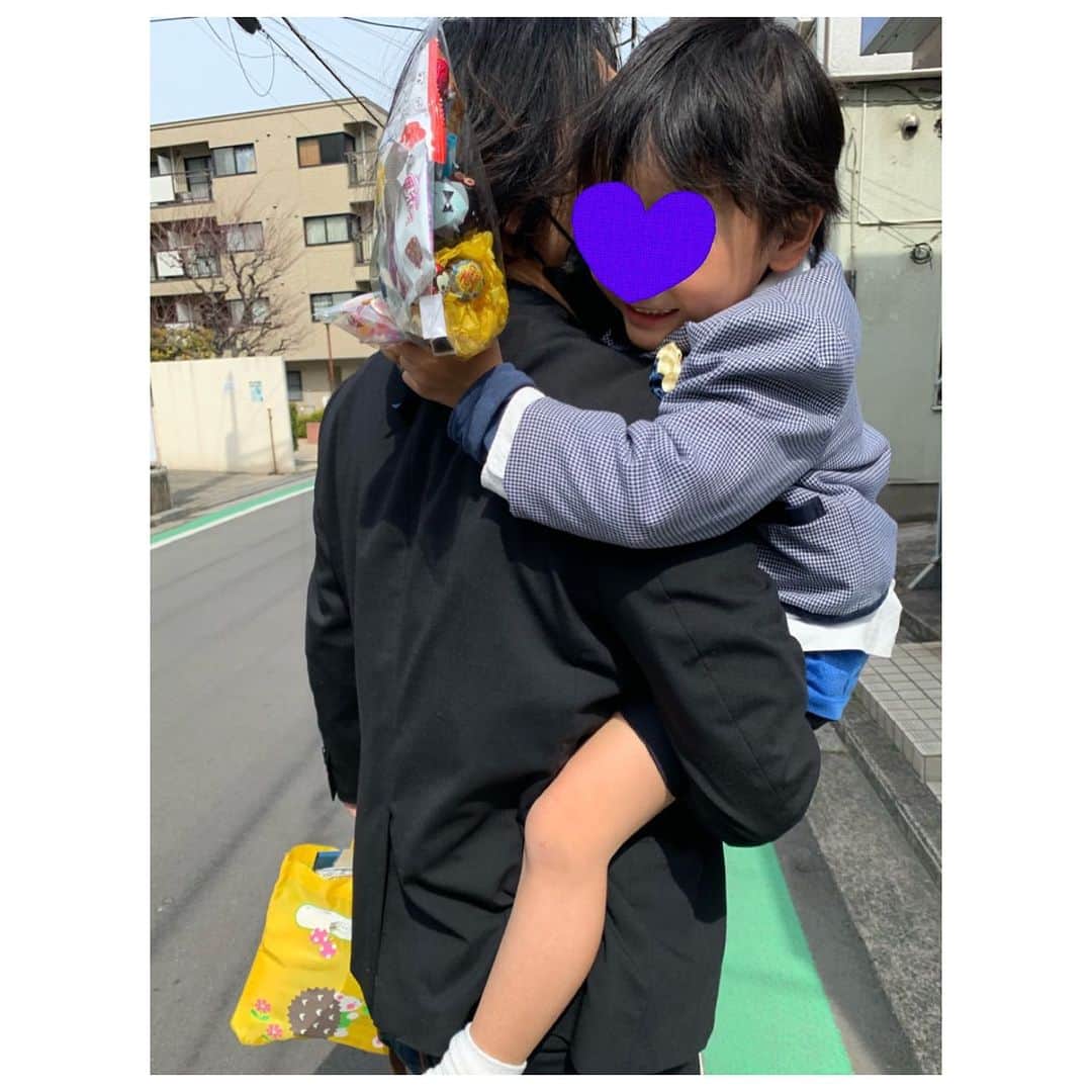小森純のインスタグラム：「次男、幼稚園の卒園式😊 ・ お世話になった幼稚園の先生や、お友達とのお別れはやはり寂しいですね😭。 3年間色々な事がありましたが、 今こうして成長した姿が見れて本当に嬉しいです！！ ・ 毎日小さな身体で 沢山のことを吸収してくる次男はかっこよかった！！ よく頑張った！！ ・ ４月からは小学校が始まります★❗️ 全力で楽しんでほしい❤️！ ・ 卒園も、6歳のお誕生日も、おめでとう㊗️🎊❤️！ 産まれてきてくれて本当にありがとう❤️！ love ・ #6歳のお誕生日 #3月19日生まれ  #卒園式 #次男 #卒園おめでとう🌸」