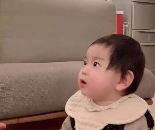 玉城ちはるのインスタグラム：「【 娘はおしゃべり大好きさん苦笑　生後9ヶ月】  つかまり立ちが始まってどんどん目が離せなくなり、、先日はお兄ちゃんがゴミ箱のそばに落としてしまっていた絆創膏を私が気がつくとくちゃくちゃしゃぶっていた娘 恐ろしい毎日です苦笑  そして、  パパ！パパとすごくいうように🌸 ママは滅多にいいません笑  最初に言えたのは　じぃーじ　笑  ばあちゃんのことはまだ呼べません笑  先月からもえのお気に入りは「ばいばぁーい」  あともえちゃんと声をかけると手を上げて  「はぁーい」といいます笑  そしてここ数日はまってるのが  ありがとうを「ありーー」という事笑  両側脳室拡大、脳に異常がみられますと言われた衝撃の4月8日からもうすぐ一年。  色々心配してたけど、 発育遅延はなく、身体的な遅れもそんなに見受けられず 言語も理解し始めました。  きっと娘はギフテッド　笑笑  と私はポジティブ全開でワンオペしてます」
