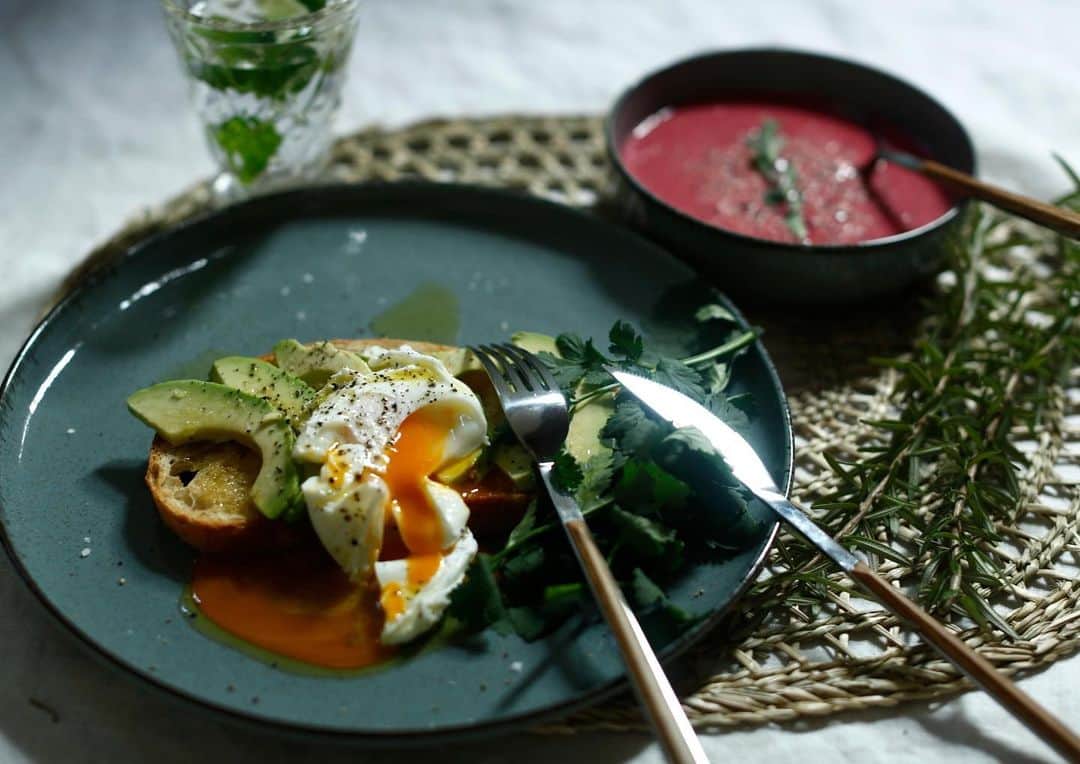 のインスタグラム：「💛 おはようございます写真はライフスタイル本から朝ご飯の提案です！この写真の料理もその他の料理も実際自分で作り自宅で撮影してもらいました！プロが撮ると凄いよねー本当美味しそうに映る😘素敵ーって自分でも思っちゃう　笑 スープはビーツ！アボカドトーストはパクチーのせレストラン Billsのが大好きで真似して作ってみた1品❤️ 美味しいーそしてビーツもアボカドもスーパーフードだから身体の中から元気になる👍 週末ゆっくり過ごす朝ご飯にはピッタリだよ😘 . 今日私は5月にちょっと都内で考えているイベントの会場の内見にささっと行って来るー 🏃‍♀️🏃‍♀️ 毎日なんだか忙しい。。 👍 #朝ごはん  #美食　#スーパーフード #organicfood」