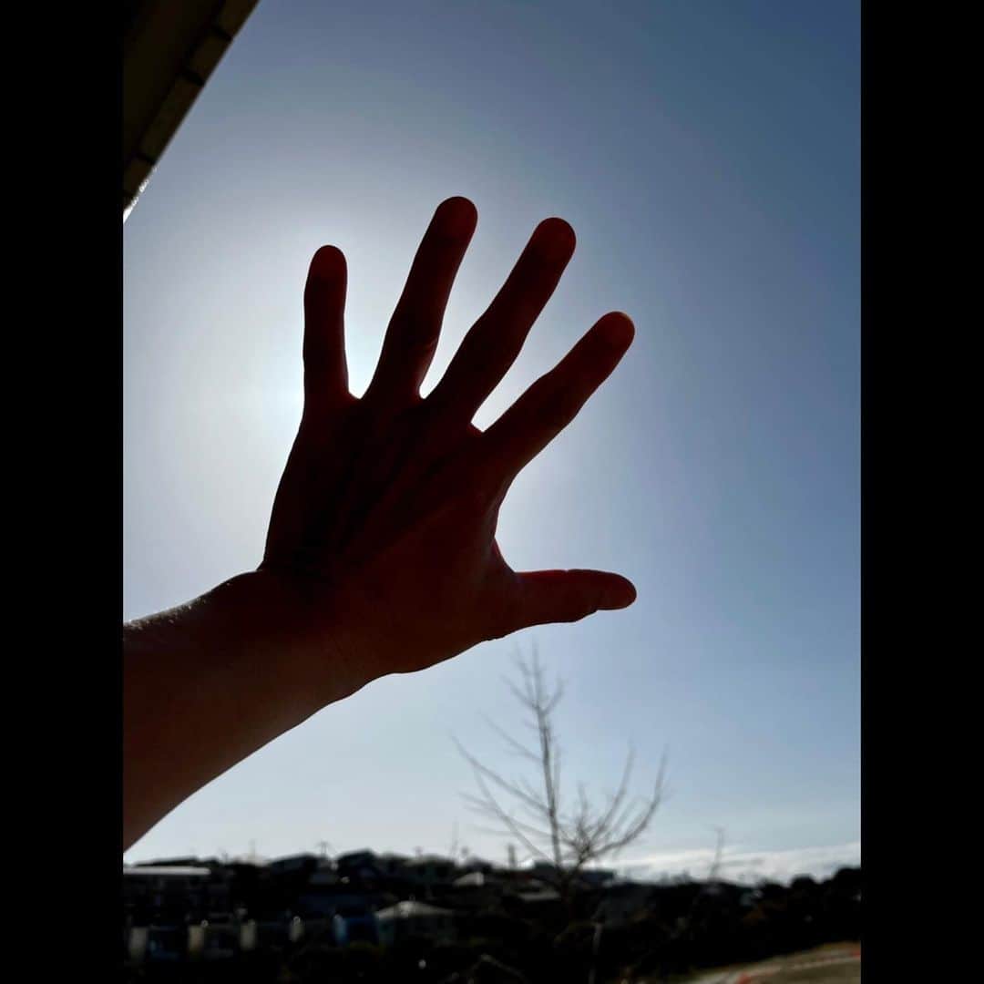 木村拓哉さんのインスタグラム写真 - (木村拓哉Instagram)「⁡ ⁡ ⁡ 「おはよう御座います‼︎ 今日は、思わず手をかざしたくなる様な天気ですね‼︎ ⁡ 皆さんの所はどんな感じですかぁ〜⁇ ⁡ それでは、本日も行ったります‼︎」 ⁡ PEACE！ ⁡ STAYSAFE‼︎ ⁡ 拓哉 #木村拓哉#TakuyaKimura」3月20日 9時06分 - takuya.kimura_tak