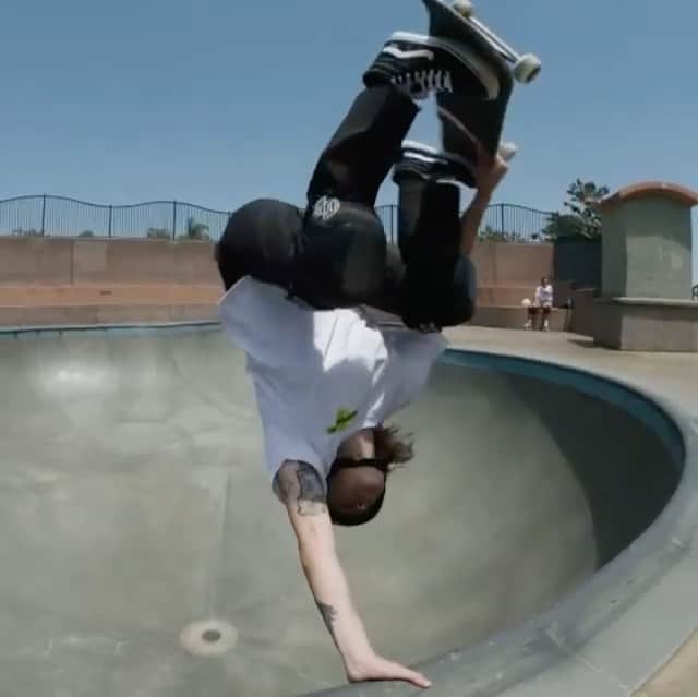 ジョーディン・バラットのインスタグラム：「hope everyone has a good weekend 🙂  🎥 @peacocksk8」
