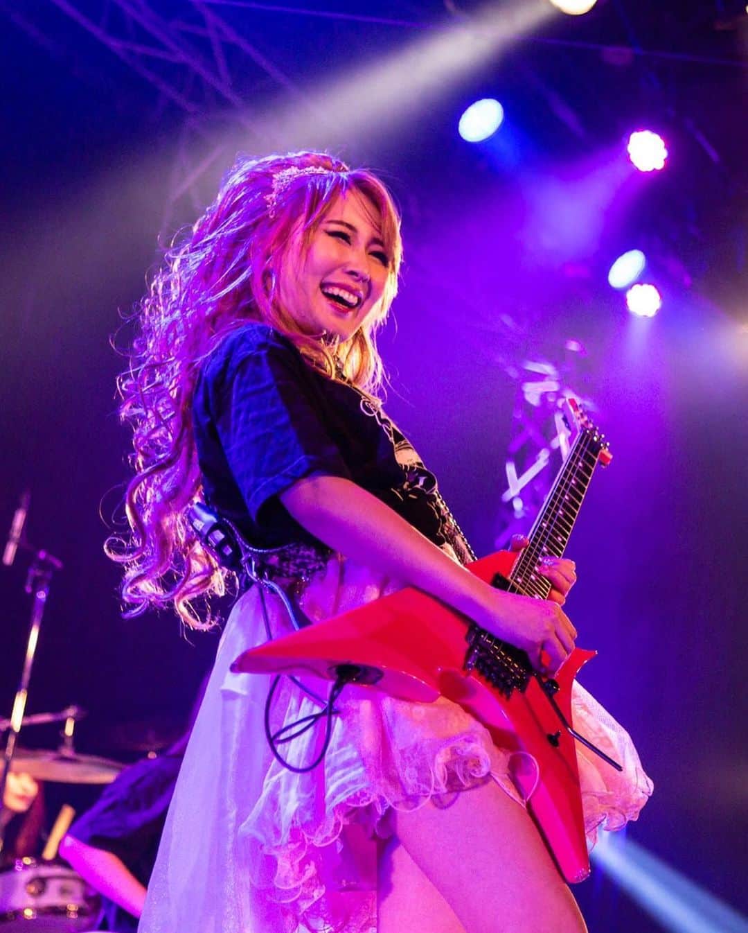 Marinaさんのインスタグラム写真 - (MarinaInstagram)「Happy Birthday Toki!!!🐥🎀💗🌹💕🌸  #Aldious #AldiousToki #femleguitarist #guitarist #guitar  #pink #chunpa」3月20日 9時56分 - aldiousmarina