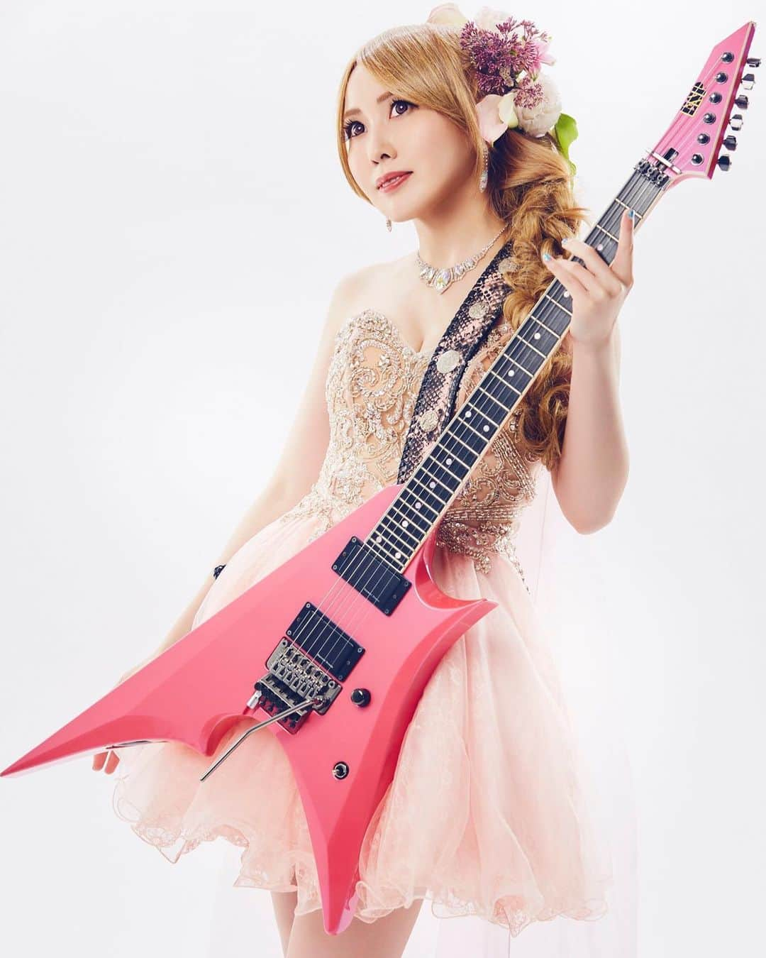 Marinaさんのインスタグラム写真 - (MarinaInstagram)「Happy Birthday Toki!!!🐥🎀💗🌹💕🌸  #Aldious #AldiousToki #femleguitarist #guitarist #guitar  #pink #chunpa」3月20日 9時56分 - aldiousmarina