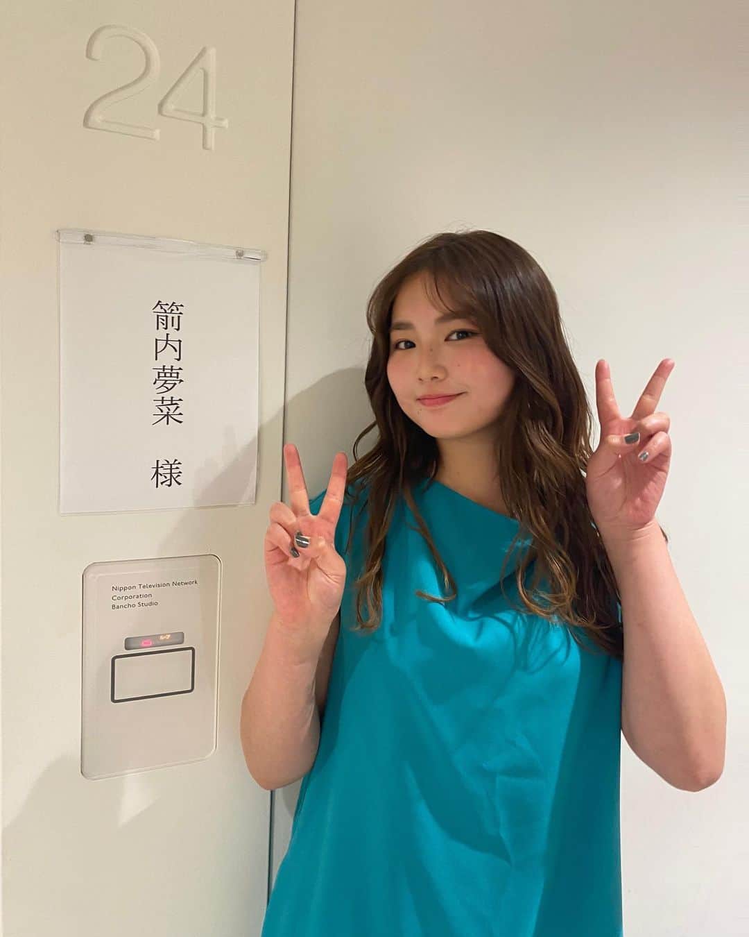 箭内夢菜のインスタグラム：「お知らせです🌟  今夜19:58〜 世界の果てまでイッテQ！ 出川さんと、『大自然でお料理シリーズ』で 北海道と式根島へ行ってきました✈️  移動が大変だったりいろいろあったロケでしたが、 北海道の雪景色が本当に綺麗で⛄️ 式根島の方々が本当に温かくて☺️ いろんな乗り物にも乗れたので、すごく楽しかったです！  ぜひぜひご覧下さいませ！！  #世界の果てまでイッテQ #イッテQ #出川ガール #fakui #thepr」