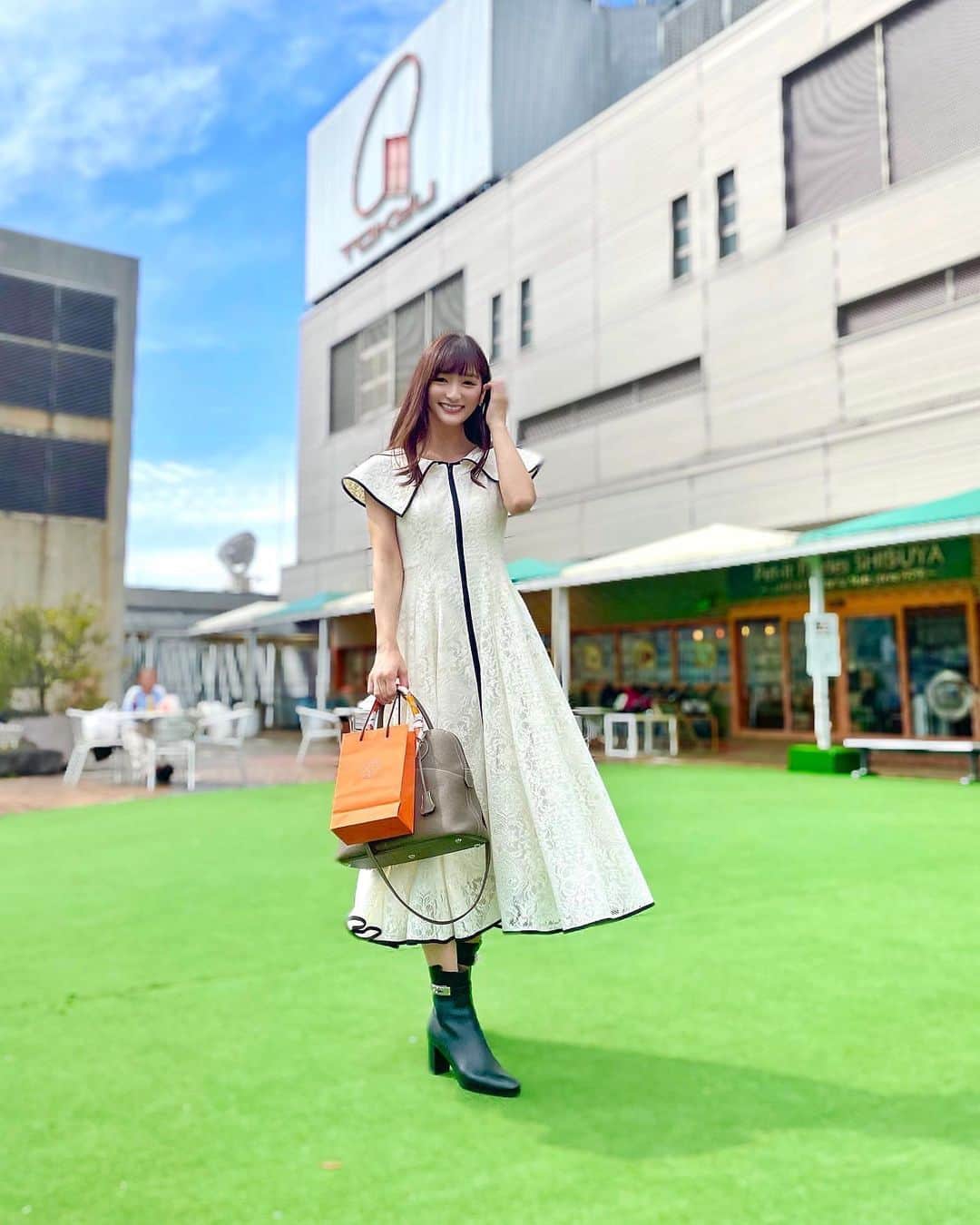 のインスタグラム：「3連休🫶☀️ 家族で息子のシューズを買いに少しだけお出掛け🤍 のつもりが、私も良い出会いがあったので お迎えしてしまいました…🍊笑 息子は屋上でたくさんあんよができて 娘は気持ちよくお昼寝ができて 幸せすぎる休日でした…👨‍👩‍👧‍👦🧡 息子と娘が笑ってくれるだけで嬉しくて可愛くて 涙が出ちゃうね🥹🤍 毎日たくさんの幸せをありがとう✨ 皆様も良い週末をお過ごしください🫠  dress @celford_official #celford  bag & boots @hermes #hermes  #ootd#Japanese#japanesegirl#instafashion#rubi_fashion#新米ママ#東京ママ#오오티디#아웃핏#年子ママ#東京ママ#男の子ママ#女の子ママ#年子育児#年子ママ#年子兄妹#エルメス#ボリード#セルフォード」