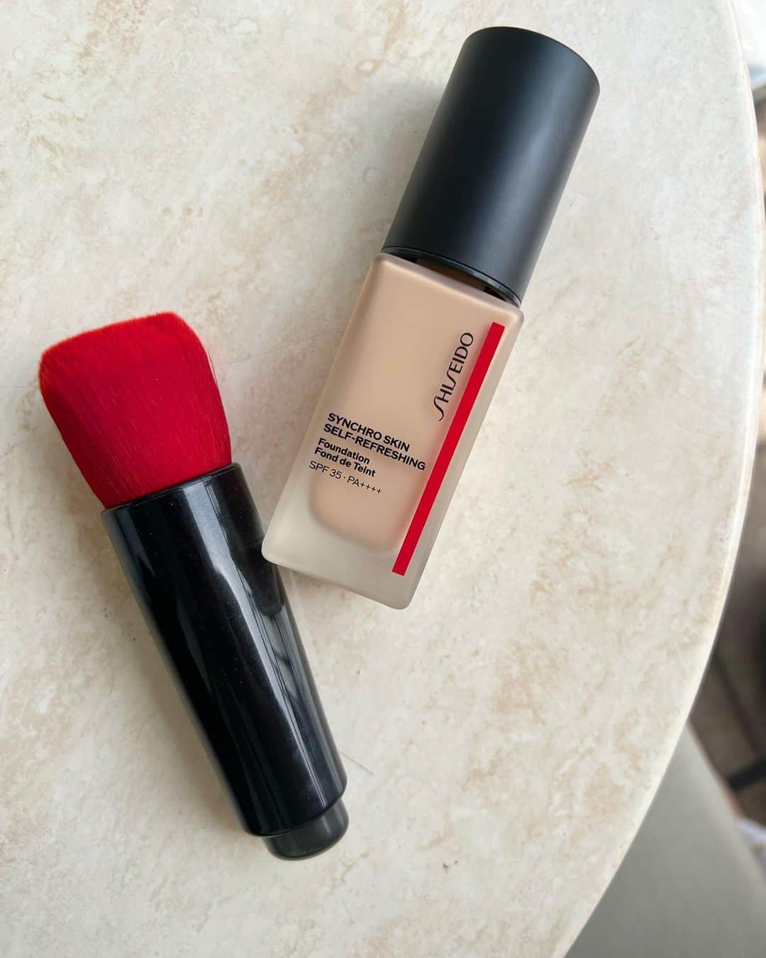 のインスタグラム：「最近の私の相棒紹介します💄  肌は強い方なのでこだわりもなく Bbクリームを適当に塗ってたんですが、 撮影の時にメイクの吉見さんから教えて頂いたこのファンデーションがたまらなく凄い🤩🥳🤩  資生堂なんですが、 このブラシの後ろがシリコンみたいなってて、そこでポンポン肌に塗って、赤いブラシでスーッと伸ばすだけで赤ちゃん肌になってて驚き...😨  肌強いっていっても、 毛穴とか気になってて、、 でも厚塗りするのも嫌で、、、  が、一瞬で解決...🥶❄️  薄く塗ってるのに、 私肌綺麗すぎひん？って錯覚起きるくらい滑らかになってくれてツヤがすごいです😭🙏  2枚目3枚目はノーマルカメラの加工なし！すごくない？！  ファンデに甘えず、 しっかり保湿するようなって更に肌への自信がついてきました☺️⚡️  そう思わせてくれる化粧品に出会えて感謝ー😭（今までが興味薄すぎたのもある）  これはほんまよかった！ 吉見さん有難うございました！ 色んなの知りたいなぁ〜💄🎶  #資生堂 #ファンデーション #daiyafudeフェイスデュオ #ブラシ」