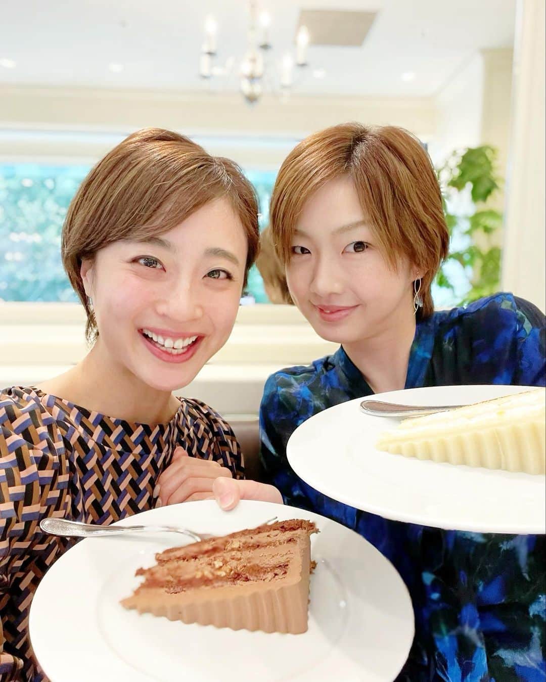 遥羽ららのインスタグラム：「おはようございます☺️  先日あやさんとお会いしました🥰 あやさんには音楽学校に入る前から お世話になっておりまして… 音楽学校に入る前も入学してからも 優しく色々教えて下さり… 沢山助けて頂いてました🙇‍♀️✨ 久しぶりにゆっくりお話できて 嬉しかったです🥺❤️  そんな今日は宝塚音楽学校の試験日👯‍♀️  #彩葉玲央 さん #星組 #遥羽らら #宙組 #愛知県出身 #宝塚音楽学校 #宝塚歌劇団  #受験生の皆さんが全力を出せますように  #懐かしいなぁ」