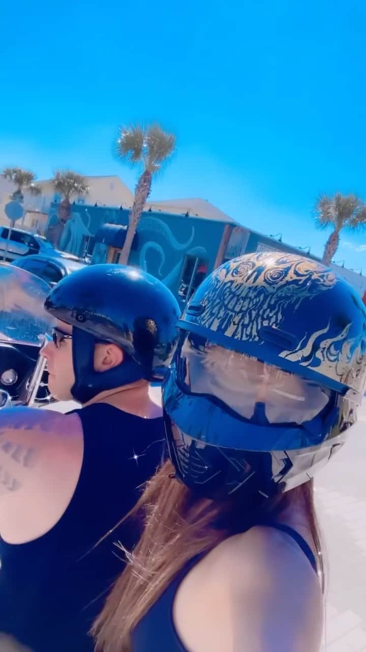 のインスタグラム：「🏍=3=3=3🏝🍀💚 . . アメリカ生活っぽいことしてみた！ ハーレーでビーチ沿いの風切るの最高だった！😍 . . #americanlife #motercycle #harleydavidson #florida #jacksonville #beach #stpatricksday #アメリカ生活 #ハーレーダビッドソン #ハーレー女子」