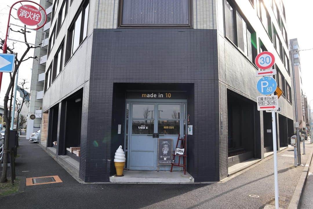 のインスタグラム：「東日本橋。 硬派なかっこいい内装のカフェ。 広々としていて過ごしやすいことこの上ない。  今日、明日は幕張。 明日は2022年の運勢をますかたさんに見てもらうライブもあります。 楽しみです。  #madein10 #cafe #coffee #カフェ #コーヒー #喫茶店 #東京カフェ #東日本橋カフェ #浜町カフェ #カフェ芸人」
