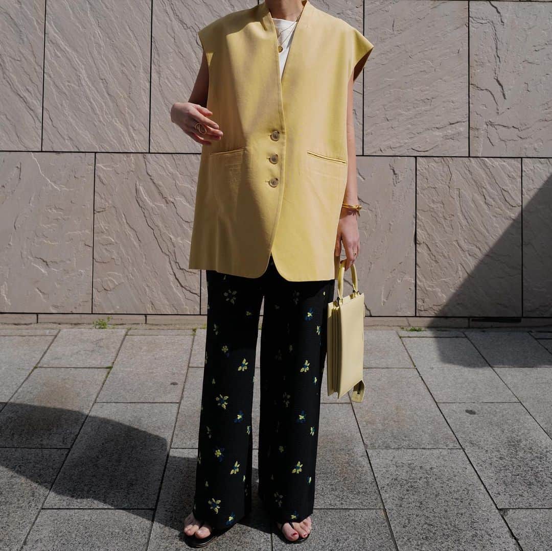 正中雅子のインスタグラム：「🌼🌼🌼  したかったスタイリング☺︎  オーバーサイズがかっこいいノーカラーベストは、 このイエローが差し色になって◎ ボタンのカラーも悩んだ結果、絶妙なバランスでお気に入り♡  TOKYO POPUP 先行item🗼  #MACHATT #masaco服」