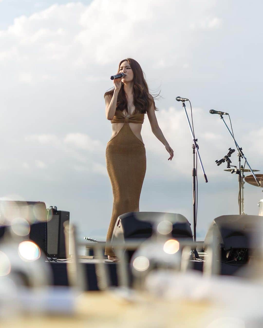 グレース＝カンクラオのインスタグラム：「Amazing Vibes🎤☁️💫🎼🌊 🧜🏻‍♀️ Thank you Unilever thailand for having me ka 🤍」