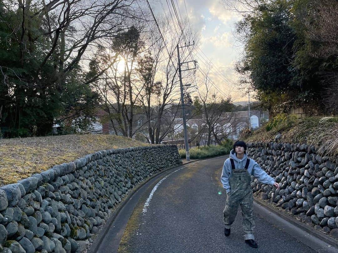 池田優斗のインスタグラム：「・  参加していた撮影が終わってしまった🥺 とても楽しかったです お知らせまでもう少し待っててください！  写真はちょっと前の撮影終わりに マネージャーさんとお散歩した時の🙂 こーゆう道好きです🙃」