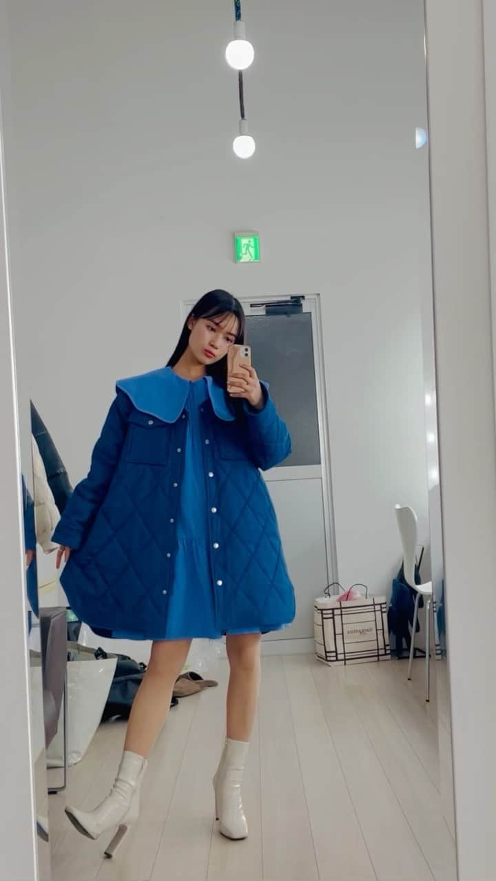 新井舞良のインスタグラム：「私服です~ たまにはガーリーなの着たいのよ~ 春っぽく、ブルーとホワイト🫐🕊カラーで襟がポイントのお気に入りコーデですー🌷 本日22:00〜♯5みてね！ #彼とオオカミちゃんには騙されない  👗・🧥→ @redyazel  👠→ @zara」