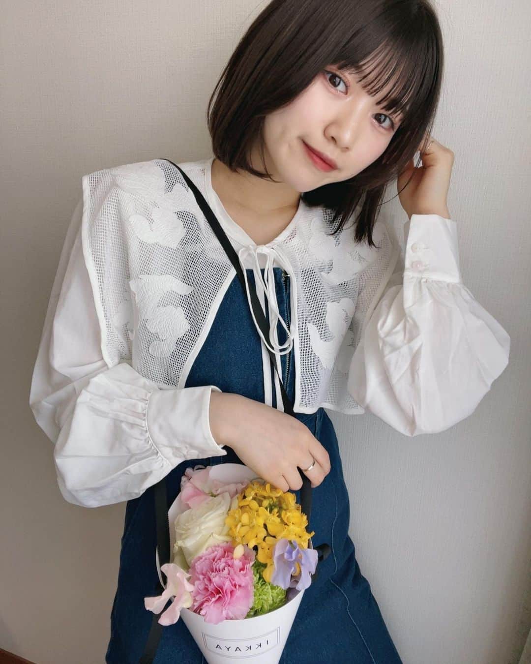 沢村りさのインスタグラム：「高校卒業祝いに頂いたかわいいお花たち🫶🏻 ⁡ ⁡ ⁡ #Lilyofthevalley #リリバリ #沢村りさ #03 #12 #18 #2022 #高校 #卒業 #花束 #flowers #ikkaya #Kastane #ブラウス #ピンクメイク #メイク」
