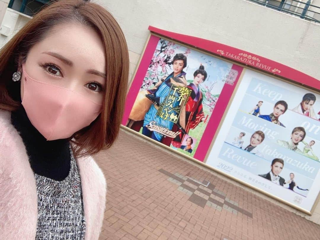 近藤英恵のインスタグラム：「雪組初日❄️💚 ご贔屓和希そらさんの雪組デビューが観られました✨ ワーイワーイ❄️💚  #宝塚大好き#雪組観劇#❄️#💚#遠征#初日#夢介千両みやげ#少年役#また見られるなんて#🥰#sensational#どっsensational#🌈#🙌」