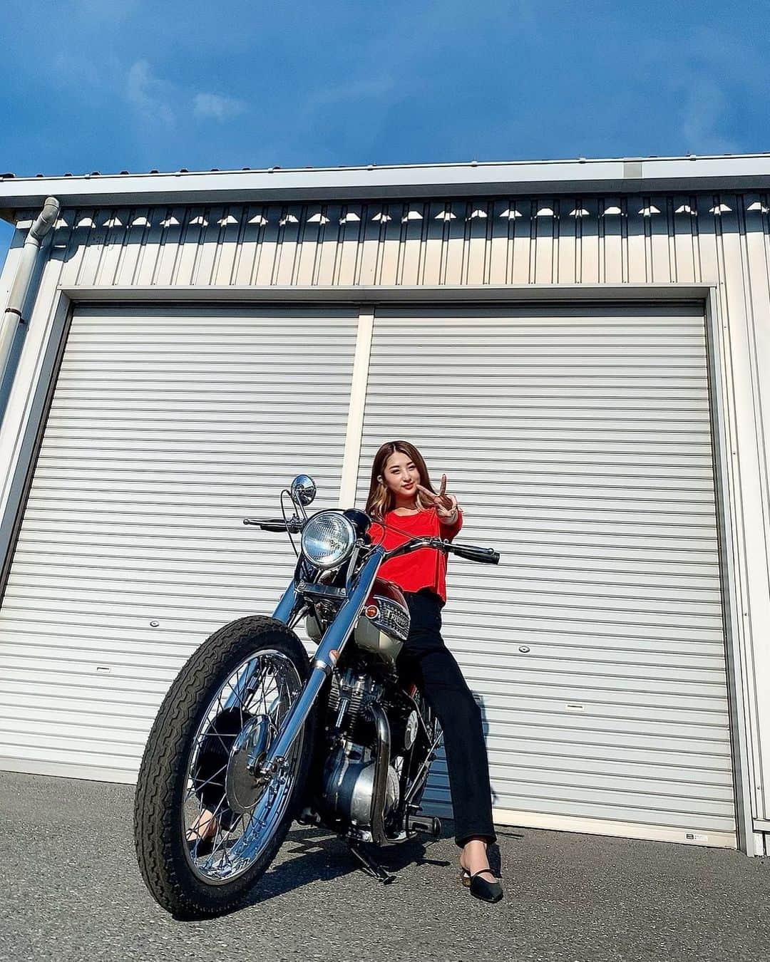 青野美沙稀さんのインスタグラム写真 - (青野美沙稀Instagram)「まだ載せてなかった バイクちゃんとのショット🏍❤️❤️ ⁡ #bikegirl #トラ女子 #triumphgirl #バイク乗り #バイク女子部 #トライアンフ #トライアンフ女子  #バイク #バイク女子 #bike #bikegirls #triumph #カフェレーサー #caferacer #イギリス #england #ロッカーズ #ハートのエース #rockers #acecafe #tiger90 #thebiscats #biscats #ビスキャッツ」3月20日 21時44分 - misaki_aono