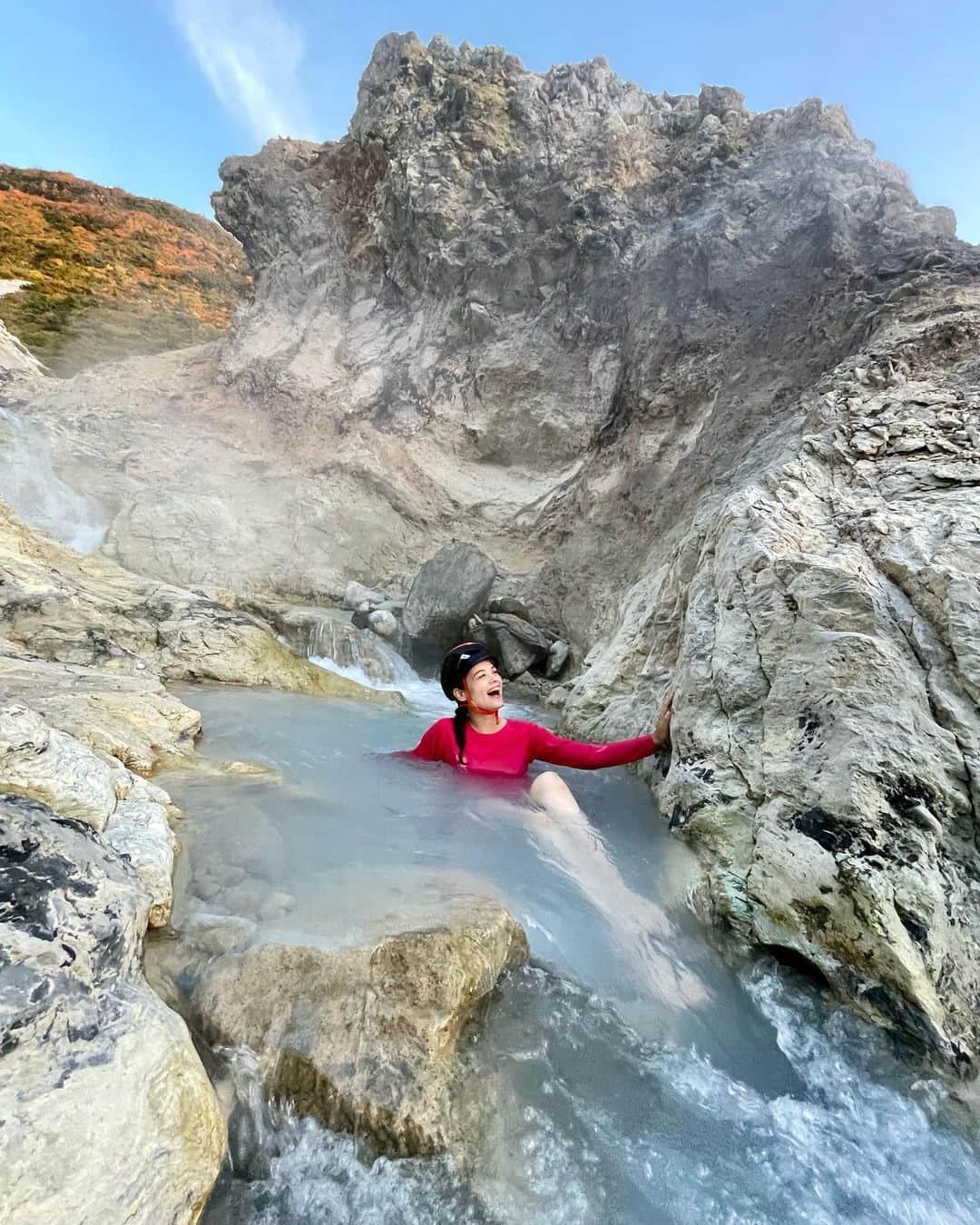 仲川希良のインスタグラム：「わぁ！ギリギリ告知！ 明日朝、再放送です！ ・ NHK BSプレミアム にっぽんトレッキング100 SP「歩いてしか行けない絶景の秘湯2021」 ・ 3/21(月) 朝9:00〜10:29 ・ ・ 写真は私が訪れた安達太良山にある秘湯のひとつ ・ どういう状況か分からないって？ 2枚目にもう少し引きの写真も載せてみました……が よく分からないですね笑 ・ ヘルメットかぶって温泉に入ったのは 私もはじめての体験でした ・ こう見えてとっても癒されているのですよ 安達太良山から力をいただいた二日間を画面を通してぜひお楽しみください！ ・ ・ #⛰ #♨️ #登山 #トレッキング #ハイキング #山旅 #紅葉 #温泉 #福島 #安達太良山」