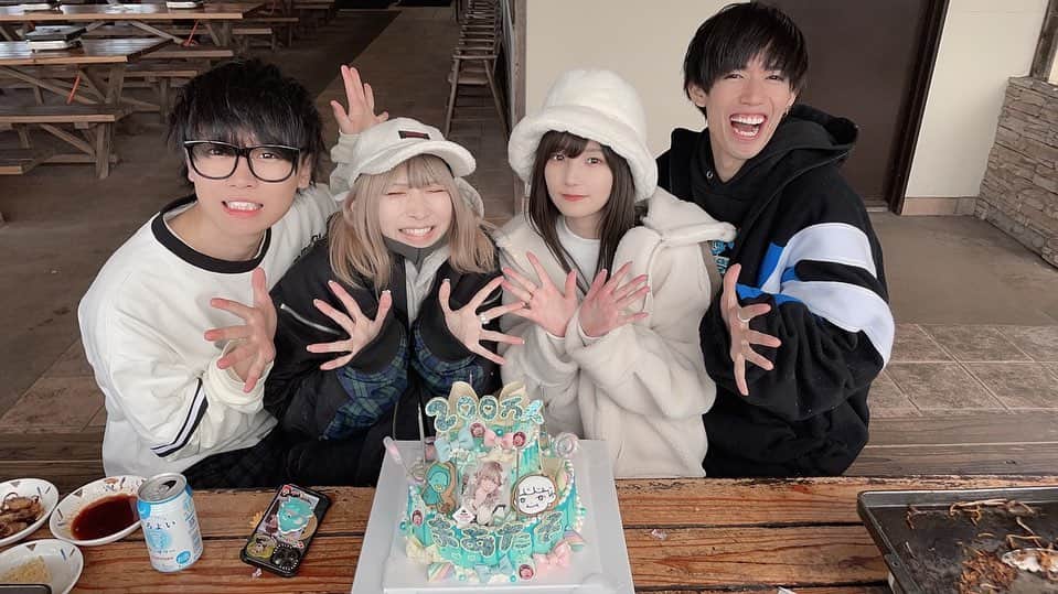 イニ（じん）のインスタグラム：「青ラブWeekありがとうございました 振り返ると色々な思い出がありますね 7本の動画全てに思い出詰まってます 酒企画の動画はテオくん編集だったのですが、 撮影時の記憶が薄過ぎてちょっと 怖かったです。笑  けど改めて分かりました 青ラブ、本当に最高です  テオくんはムードメーカーで 居るだけで安心するし、 ボケとツッコミを兼ね備えてます 彼は才能に溢れてます 相方で本当によかったです 他のグループとかに居たらと 考えると強敵過ぎてズルイです  まどちはリアクションの神です 酒を飲ませたらYouTube界で右に 出る物は居ないと思います そんでまどちが居ることで、 良い意味で’’撮影してる’’感が 全く出ないんですよね そこが良い所です  かすちは昔から言ってますが ワードセンスエグいのと 実は青ラブ愛がエグいです そして恐らく1番青ラブメンバーの 全体を見てます なのでちょっとの変顔や、 分かりづらいボケ、 変な事が起こるとしっかり 拾ってくれます  全員必要不可欠です 最高なんです それが青ラブです  これからも、いつまでも、 アホみたいな事します この4人が集まってよかった」