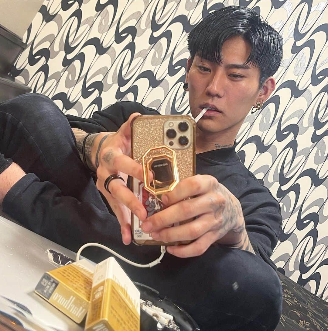KOHEYのインスタグラム：「スーパーニート三ヶ月ぐらいしたけど、そろぼち金尽きたんでYouTube頑張りますわ ファンのみんな待たせてごめんね お待たせしました  ここまで長期間休む事なかったから、見つめ直す時間が出来て良かったお この病んでた時期にDMとかで逆にファンに元気貰ってたから次は僕が元気与えるね  これからまたブチ上げていくから改めてみんな応援よろしくね  流行りとか疎いんで分からんからTikTok詳しい人居たら色々と教えてください🙇‍♂️  今日から長期企画の撮影しはじめてるから楽しみにしててね⸜( ⌓̈ )⸝  次回の動画は... 「元カノぬーんと結婚しました」  お楽しみに」