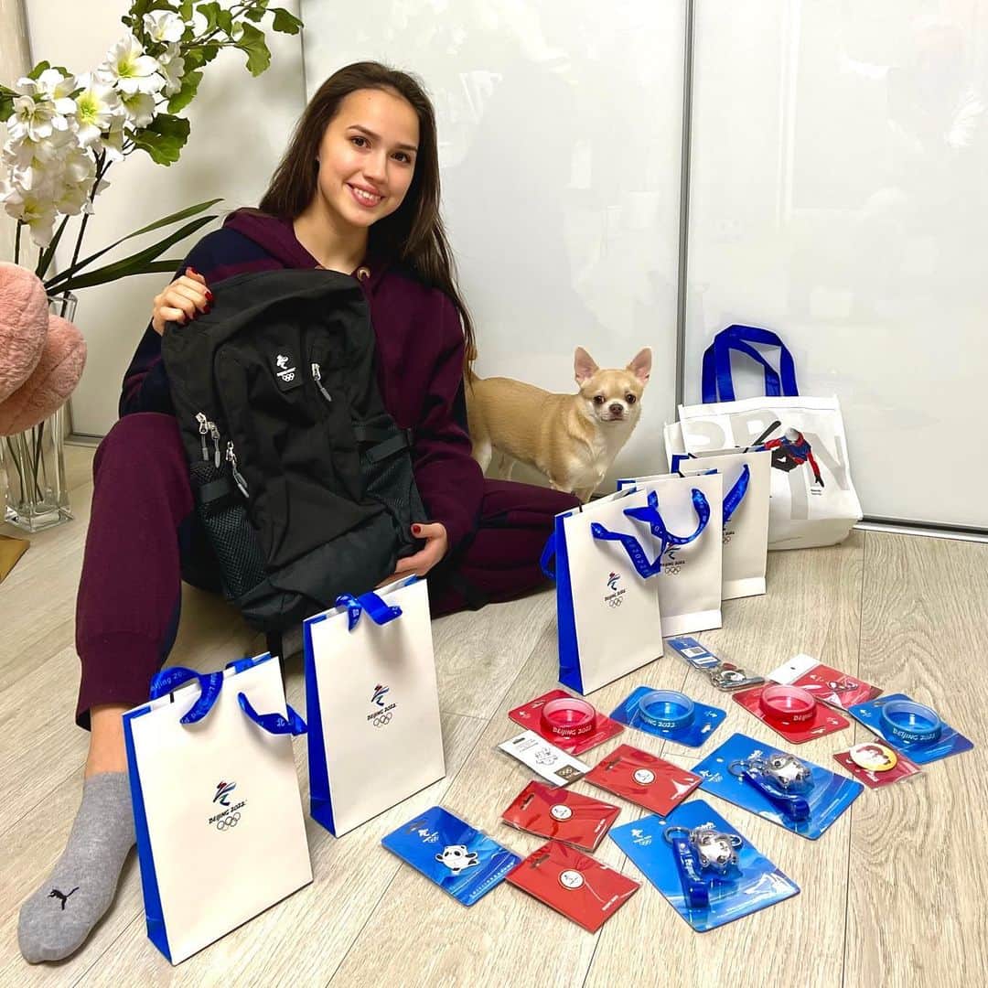 アリーナ・ザギトワのインスタグラム：「А вот и подарочки из Пекина 🇨🇳  Вы очень долго ждали розыгрыш. И, наконец, я могу его провести 🥳  Все, что вы видите на фотографии, я отправлю трём счастливчикам) Каждый из них получит набор из браслета, значков и брелка со знаменитым Бин Дунь Дунем 🤩  Кстати, в своём телеграмм-канале я разыгрываю классный рюкзак с символикой Олимпиады! Скорее переходите туда и участвуйте 🤞🏻  Здесь условия как всегда просты:  1. Вы должны быть подписаны на мой аккаунт  2. Отметить 2 друзей в комментариях  3. Написать в том же сообщении, какие моменты с ОИ 2022 запомнились вам больше всего и почему   ❗️Важно: на время проведения розыгрыша ваш аккаунт должен быть открыт  Победителя выберем через 4 дня с помощью специальной программы!   Удачи 🍀 Итоги конкурса будут опубликованы в моем telegram-канале➡️」