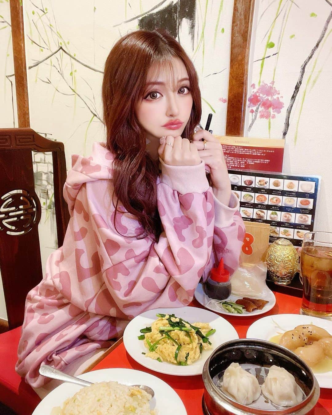 のインスタグラム：「横浜中華街で食べ放題❤️ 食べ放題行って、気持ちよく帰れた事1度も無い説🙋‍♀️ いっつも食べ過ぎて苦し過ぎて　動けなくなるまで食べてしまう🤭💦 一生学ばない奴🙄  #横浜#横浜中華街#中華街食べ放題#食べ歩き#中華#ごま団子#好き」