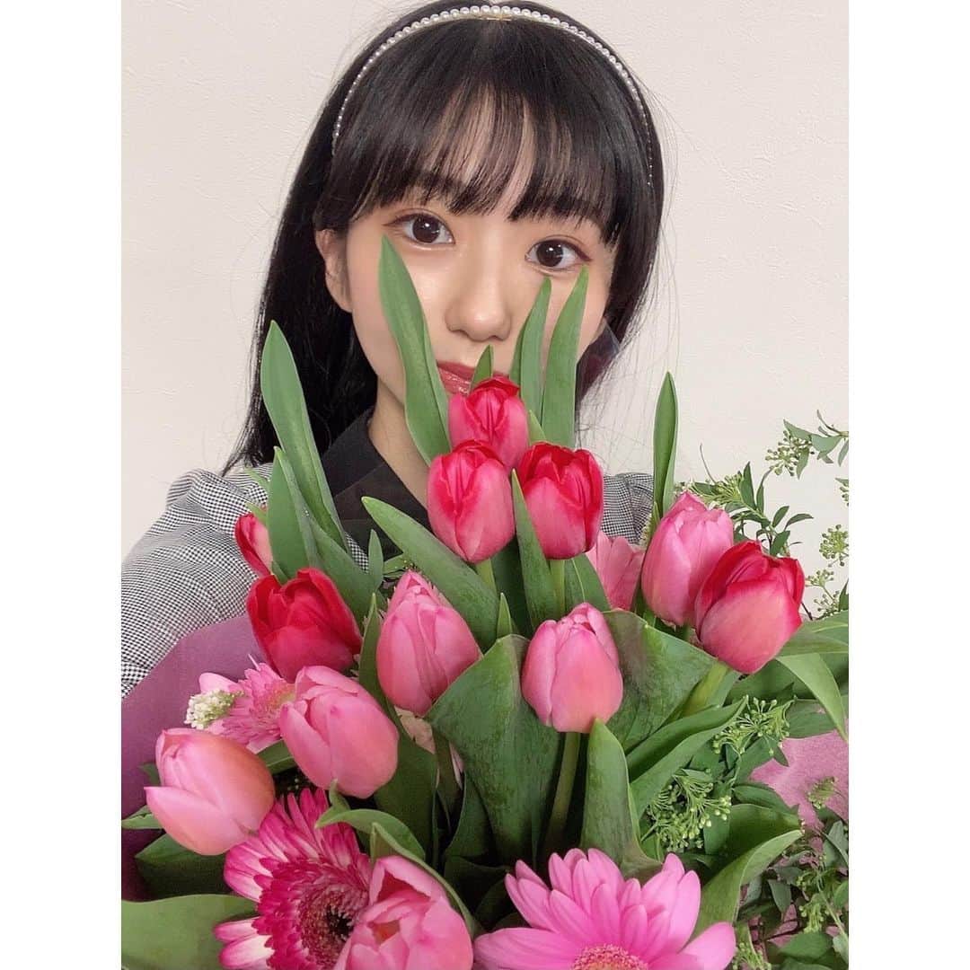大島璃音のインスタグラム：「お誕生日の花束💐 やっぱり3月生まれなのでピンクのチューリップです🌷 1番好き❤︎  #花束 #チューリップ #お誕生日 #カチューシャ #パールアクセサリー」