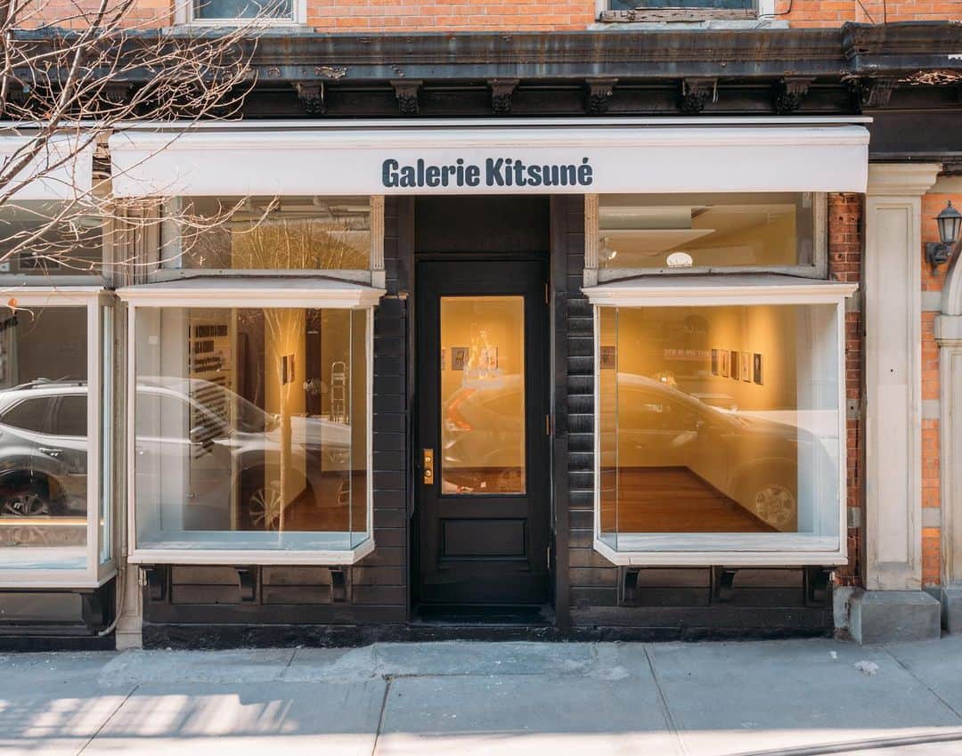 Gildas Loaëcのインスタグラム：「@maisonkitsune   We're pleased to announce the opening of our first-ever Art Gallery, in Brooklyn, NYC 🇺🇸 Devoted to the presentation of new artworks by emerging artists working across a variety of mediums, Galerie Kitsuné is located on the cusp of Downtown Brooklyn in the picturesque Boerum Hill neighborhood, boasting 300 square feet of dedicated gallery space. We're looking forward to welcoming you to discover our first exhibition 'A chair is a chair is a chair' by @mariomarionavarro , curated by @balcony.magazine ! Galerie Kitsuné 108 Bond Street, NY 11217 Monday-Sunday:12pm-6pm Or by appointment: +1 929 581 0431」
