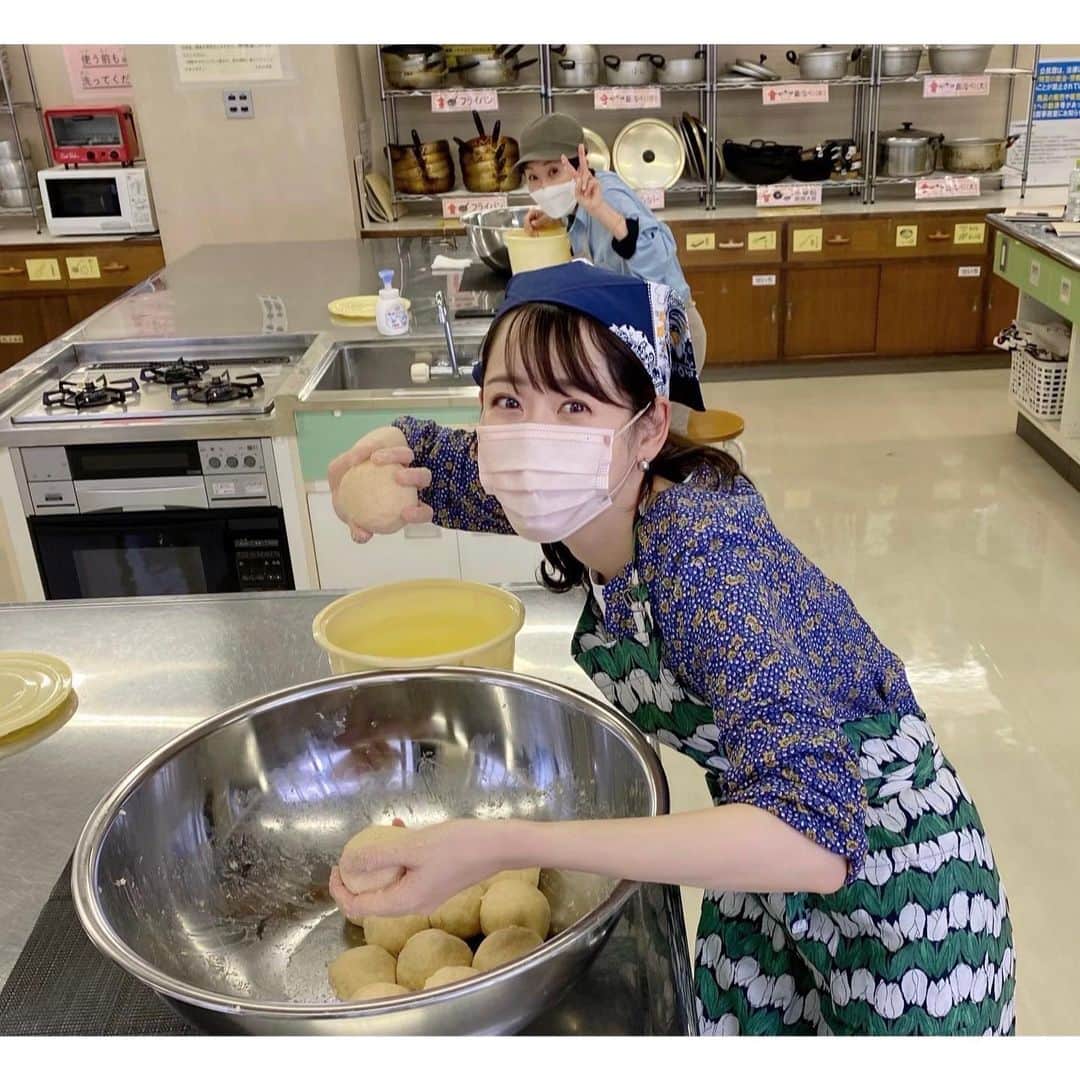 河村綾奈のインスタグラム：「初めての味噌仕込み！ 楽うまクッキングでいつもお世話になっている、#CASICO の岸さんに教えていただきながら作りました。  米麹に、塩や柔らかく茹でた大豆を混ぜて潰していき、まーるくして、バケツにしっかり詰めていく。 これがいつも食べてるあのお味噌になるんだもんな〜、菌ってすごい。発酵ってすごい。としみじみ。 それにしても、手を加えれば加えるほどかわいい。  しっかり2キロを持って帰り、キッチンのシンク下に寝かせました。 早く秋にならないかな〜⏰  #今年の味噌はこう名づけよう #みそじみそ」