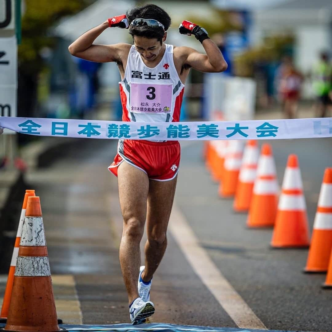 松永大介のインスタグラム：「全日本競歩能美大会 1:19:53 優勝  ここまでサポートしてくれて、 共に競い合ってくれて、 3年以上結果が出ない自分を変わらず応援してくれて、 ありがとうございます。  戻ってこれました  山西が作ってくれた4枠目。 大切に使わさせていただきます。  話したい事は沢山あるけど でもその前もうひと勝負 Next→日本選手権35km競歩  📷EKIDEN NEWSさん　@ekiden_news」