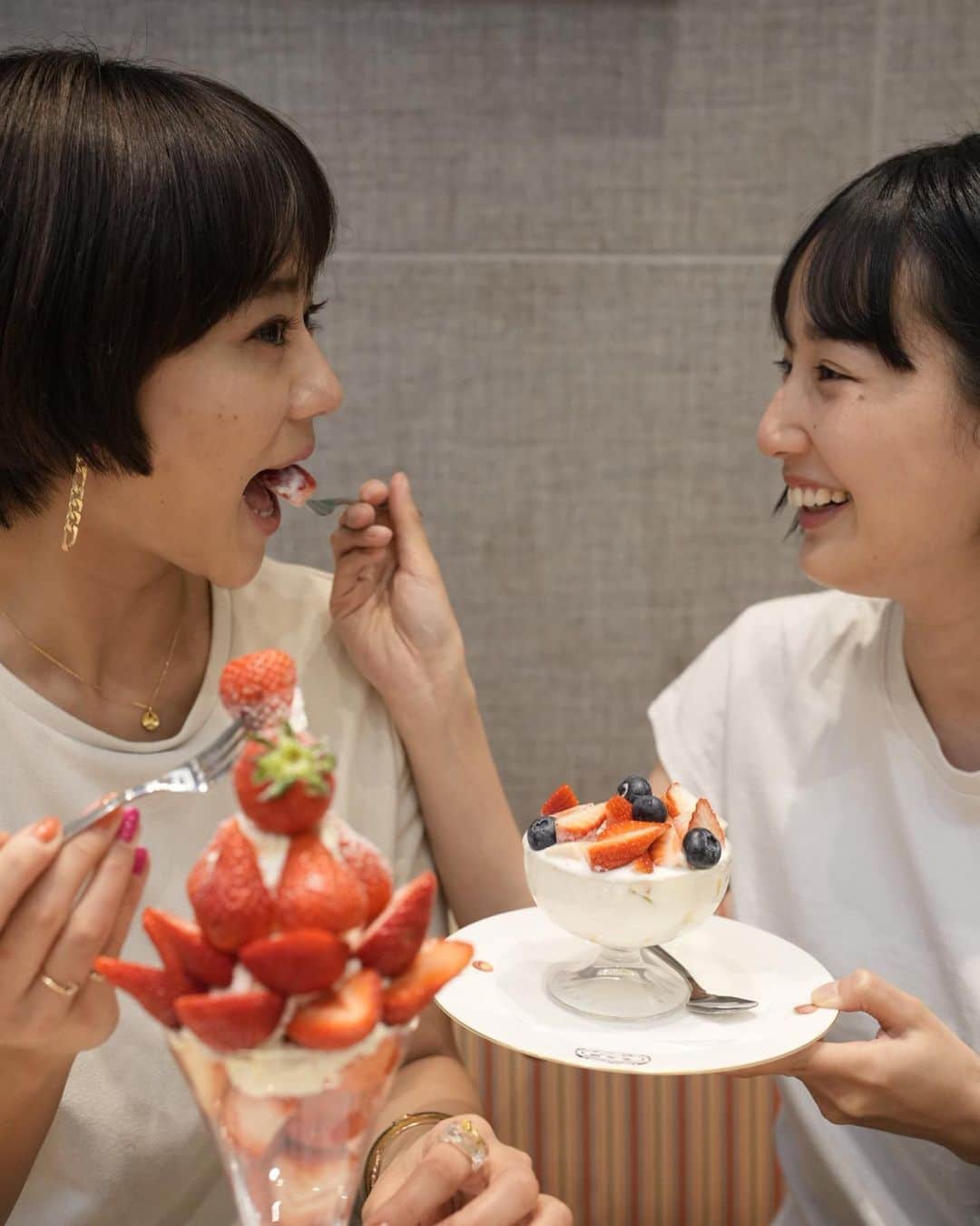 高嶋香帆のインスタグラム：「指出さんとファーストバイトしました🍓  #女子会 #ファーストバイト #苺 #苺スイーツ #ポートレート #ポートレート撮影 #ショートカット #ショートボブ #japanesegirl #followme #followmejp」