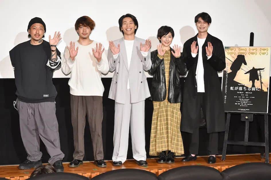 昆竜弥のインスタグラム：「映画『虹が落ちる前に』 初日舞台挨拶に足をお運びいただいた皆様ありがとうございました。 前日の大阪先行上映に引き続き満席で本当に嬉しい限りです。  なかなか実感が湧かず、ふわふわしていたんですけど、映写室から漏れてくるのを聴きながら守山くんとちょっと台詞をかけあったりして、「全然覚えてるな(笑)」なんて。 撮影の時の記憶と「本当に今日初日を迎えたんだ」て実感が一気に押し寄せてきて思わず感極まってしまいました(笑)  本日はUPLINK吉祥寺、シネマリン横浜にて舞台挨拶させて頂きます。 劇場でお待ちしております！  #虹が落ちる前に #虹落ち」