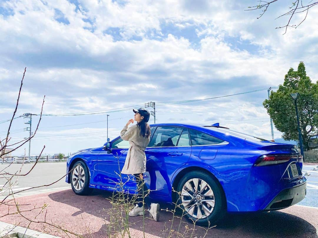 岡田彩花のインスタグラム：「. #TOYOTA #mirai . . 静かで地球に優しい車🚙💭✨ . . . #トヨタ #ミライ #車 #トヨタモビリティ神奈川 #水素 #地球に優しい #地球に優しい暮らし #車好きな人と繋がりたい #car #車女子 #車好きな人と繋がりたい #車のある風景 #空 #美脚 #美脚女子 #美脚美人」