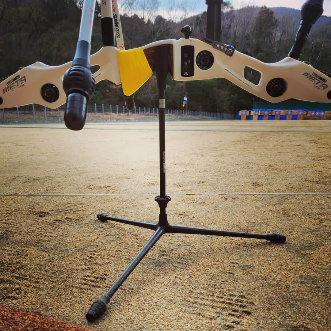 古川高晴さんのインスタグラム写真 - (古川高晴Instagram)「WIAWIS CARBON BOW STANDを使用しています❗ とても軽量で持ち運びやすいのに踏んでも壊れず丈夫です❗  しかも弦を外しても弓が倒れずに置いておけるので便利です❗  #wiawis #wiawisarchery  #winandwin #winandwinarchery  #worldarchery #archery」3月20日 16時30分 - takaharu._.furukawa