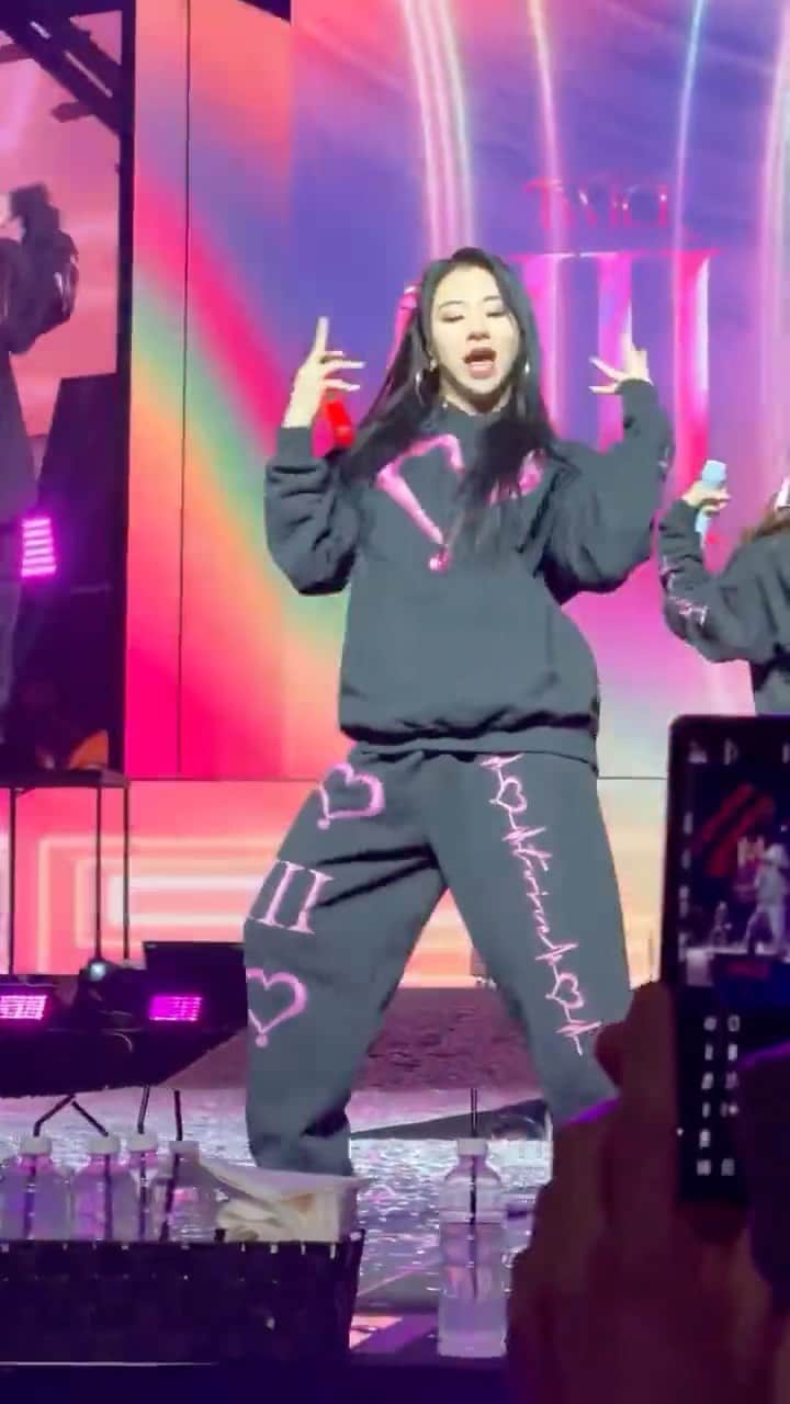 チェヨンのインスタグラム：「love foolish #chaeyoung #채영 #twice #트와이스 #prettyrapstarchaeyoung #fancy #lovefoolish #concert #tour #worldtour #twice4thworldtour #reels #reelsinstagram #explore #explorepage #viral」